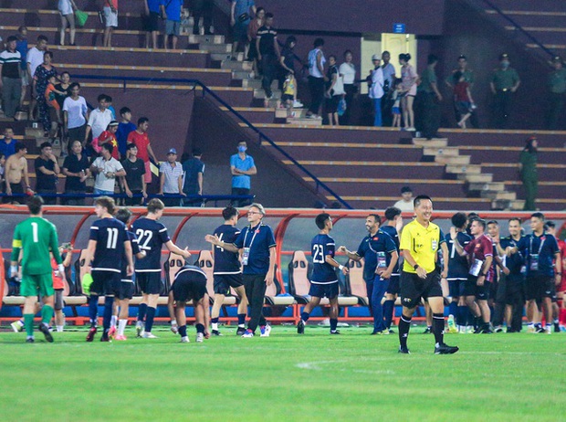 Hình ảnh cực đẹp của U23 Việt Nam， cúi đầu chào ban huấn luyện đội đối thủ sau trận đấu - Ảnh 3.