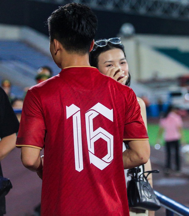 Cầu thủ U23 Việt Nam tìm bạn gái sau trận thắng 6-0, dàn WAG xin chụp ảnh cùng HLV Troussier - Ảnh 7.