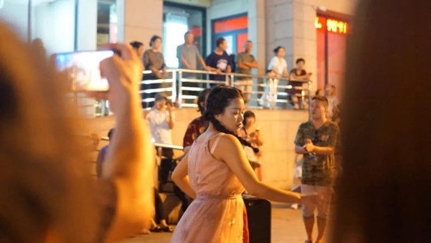 Người trẻ Trung Quốc rủ nhau làm diễn viên ở phim trường rộng nhất thế giới: Nằm im cũng kiếm ra tiền, dễ sống hơn vật lộn trong thành phố - Ảnh 8.