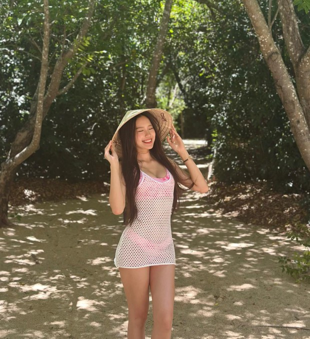 Ngắm Doãn Hải My khoe nhan sắc tuyệt đỉnh trong vườn cây mát rượi!