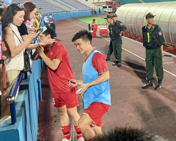 Cầu thủ U23 Việt Nam tìm bạn gái sau trận thắng 6-0, dàn WAG xin chụp ảnh cùng HLV Troussier - Ảnh 4.
