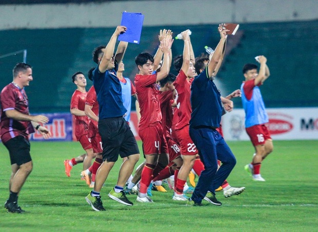 Hình ảnh cực đẹp của U23 Việt Nam， cúi đầu chào ban huấn luyện đội đối thủ sau trận đấu - Ảnh 8.