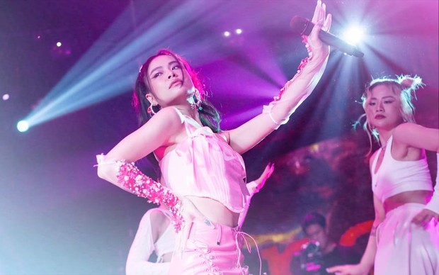 Khám phá tài năng hát live của Hoàng Thùy Linh trong live show
