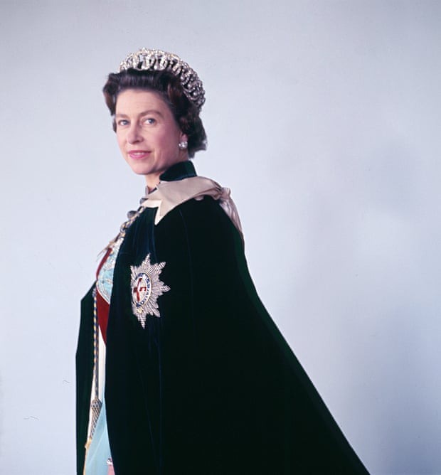 Một năm ngày mất của Nữ vương Elizabeth II, Vương thất Anh công bố bức chân dung đặc biệt - Ảnh 2.