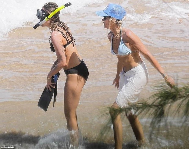 Miley Cyrus wears a bikini to compete with her U60 biological mother - Photo 7.