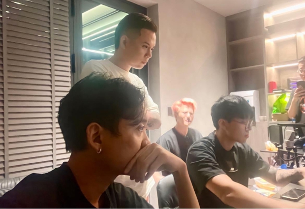 Andree thúc giục JustaTee hoàn thành mix bài như sếp thúc deadline nhân viên: Alo, đã xong chưa? Hãy làm kĩ kỉu cho anh đi nào!