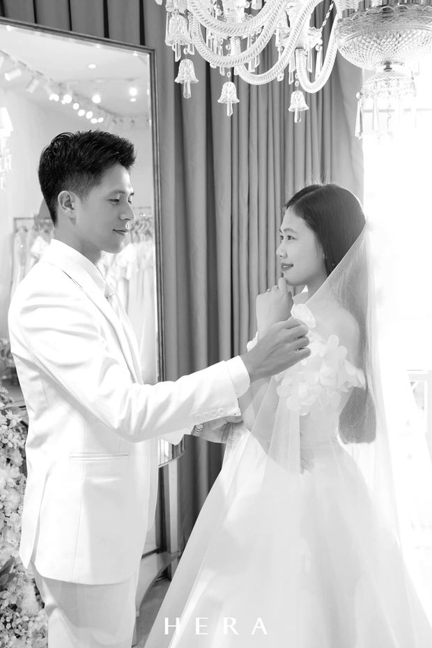 Trước giây phút cầu hôn đầy hồn nhiên, trung vệ điển trai Việt Nam chinh phục bạn gái 9 năm