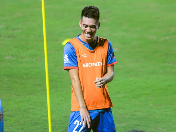 Tình huống hài hước: Tiến Linh vui nhộn 'hóa thân' làm HLV Troussier, gây bão trên sân cỏ