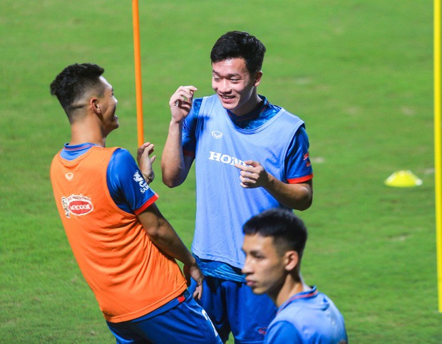 Tình huống hài hước: Tiến Linh vui nhộn 'hóa thân' làm HLV Troussier, gây bão trên sân cỏ