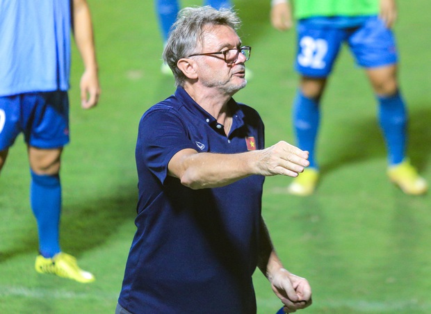 Tình huống hài hước: Tiến Linh vui nhộn 'hóa thân' làm HLV Troussier, gây bão trên sân cỏ