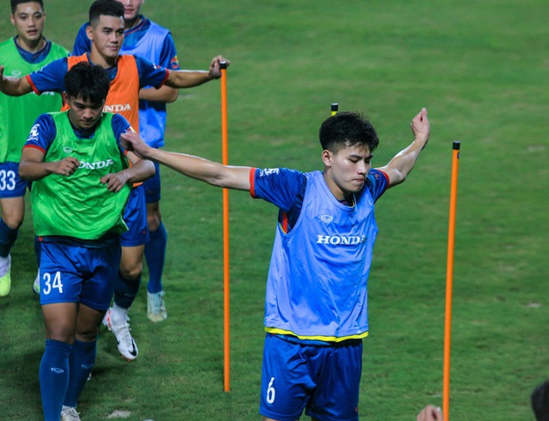 Tình huống hài hước: Tiến Linh vui nhộn 'hóa thân' làm HLV Troussier, gây bão trên sân cỏ