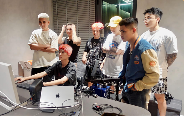 Trâm Anh yêu cầu Rap Việt trao cúp cho JustaTee, nhưng đến nay chưa hề trao đổi câu nào