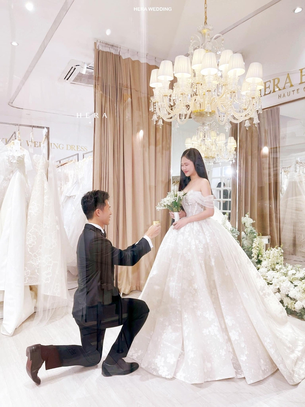 Trước giây phút cầu hôn đầy hồn nhiên, trung vệ điển trai Việt Nam chinh phục bạn gái 9 năm