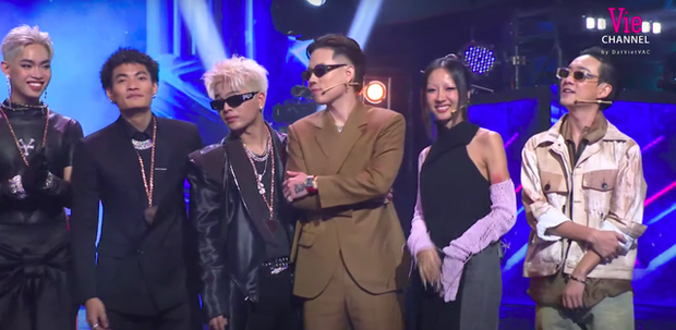 Karik kì lạ ở Rap Việt, mặt cúi gằm, không lên sân khấu, đại diện: Tiếc vì 2 mùa Chung kết sức khỏe không tốt! - Ảnh 7. Karik kì lạ ở Rap Việt, mặt cúi gằm, không lên sân khấu, đại diện: Tiếc vì 2 mùa Chung kết sức khỏe không tốt! - Ảnh 7.