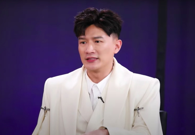 Dược sĩ Tiến biến mất khỏi phòng loại The New Mentor: Thỏa thuận bớt lộng quyền để Hà Hồ nguôi giận? - Ảnh 2. Dược sĩ Tiến biến mất khỏi phòng loại The New Mentor: Thỏa thuận bớt lộng quyền để Hà Hồ nguôi giận? - Ảnh 2.