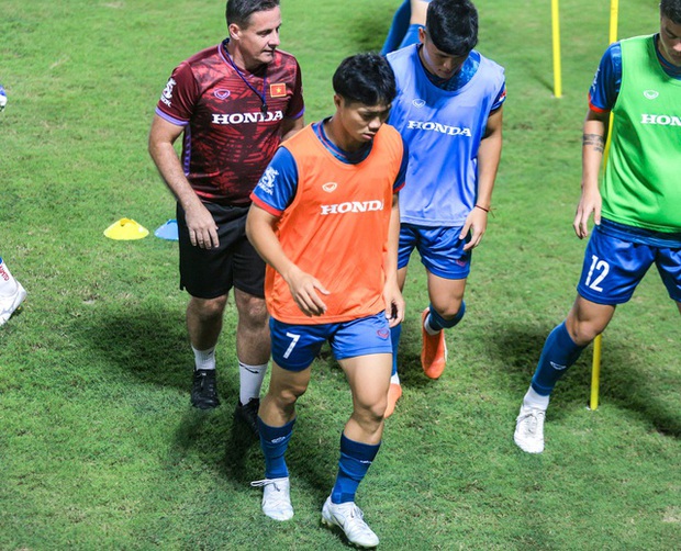 Tình huống hài hước: Tiến Linh vui nhộn 'hóa thân' làm HLV Troussier, gây bão trên sân cỏ