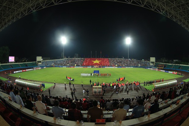 Hàng ngàn người hâm mộ đội mưa cổ vũ U23 Việt Nam thi đấu ở U23 châu Á - Ảnh 7.