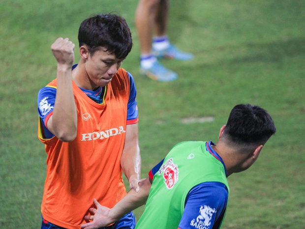 Tình huống hài hước: Tiến Linh vui nhộn 'hóa thân' làm HLV Troussier, gây bão trên sân cỏ