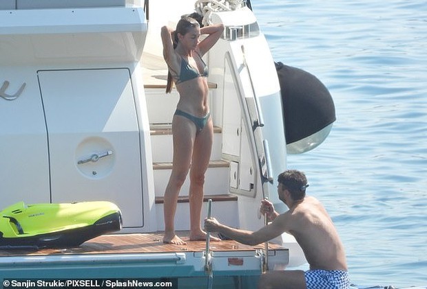 Chấp nhận phản đối hết thảy, bạn gái 12 tuổi và Pique cùng khẳng định tình yêu mãnh liệt