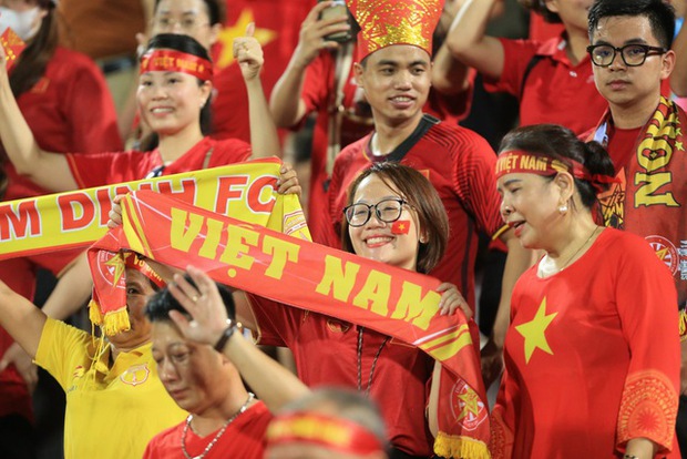 Hàng ngàn người hâm mộ đội mưa cổ vũ U23 Việt Nam thi đấu ở U23 châu Á - Ảnh 4.