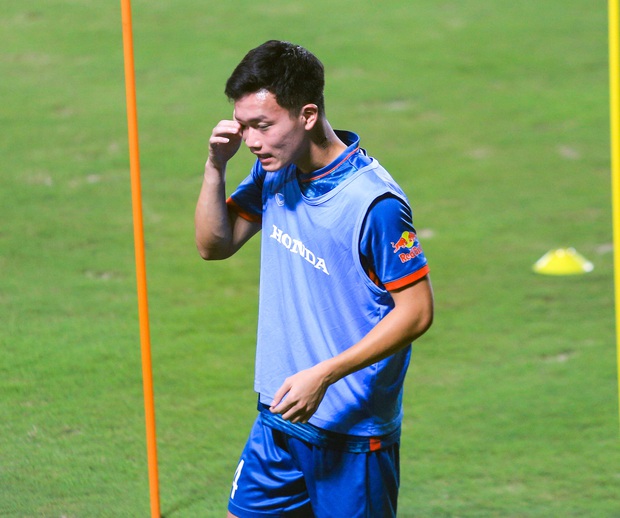 Tình huống hài hước: Tiến Linh vui nhộn 'hóa thân' làm HLV Troussier, gây bão trên sân cỏ