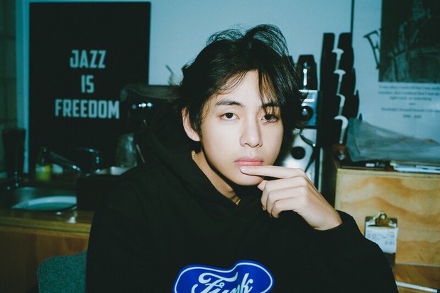 BTS V solo gặp rủi ro: Dính scandal Jennie, thành tích thấp và lập kỷ lục thì bị loại vì vi phạm thống kê
