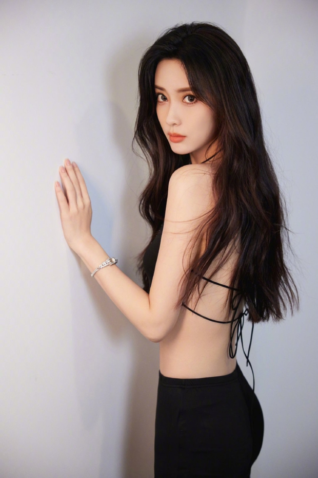 Mỹ nhân Trần tình lệnh hát live thảm họa tại sự kiện âm nhạc chào năm mới, xấu hổ đến mức phải đăng đàn xin lỗi - Ảnh 3. Mỹ nhân Trần tình lệnh hát live thảm họa tại sự kiện âm nhạc chào năm mới, xấu hổ đến mức phải đăng đàn xin lỗi - Ảnh 3.