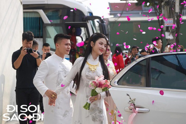 Một khoảnh khắc đáng nhớ khi Quang Hải đưa Chu Thanh Huyền về dinh, chăm sóc cô từng chút từng chút