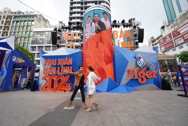 Phan Hiển khiến Khánh Thi đổ nước mắt ngay dịp năm mới, tại phố đi bộ Nguyễn Huệ