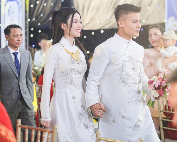 Quang Hải chăm sóc Chu Thanh Huyền, hôn vợ công khai trước quan họ hàng, tình yêu thắm thiết liệu còn gây chú ý?