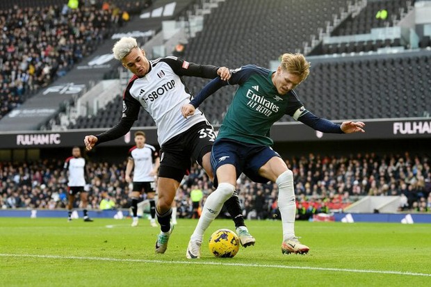 Arsenal liên tiếp thua, cuộc đua vô địch Ngoại Hạng Anh khó khăn
