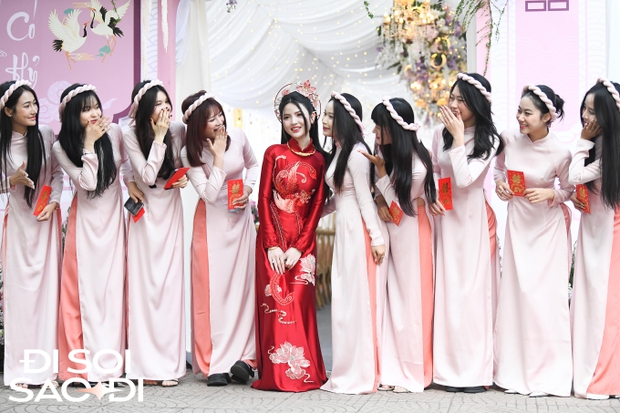 Chu Thanh Huyền và bố vợ xúc động chờ đón Quang Hải trở thành con rể quý