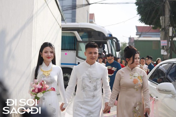 Một khoảnh khắc đáng nhớ khi Quang Hải đưa Chu Thanh Huyền về dinh, chăm sóc cô từng chút từng chút