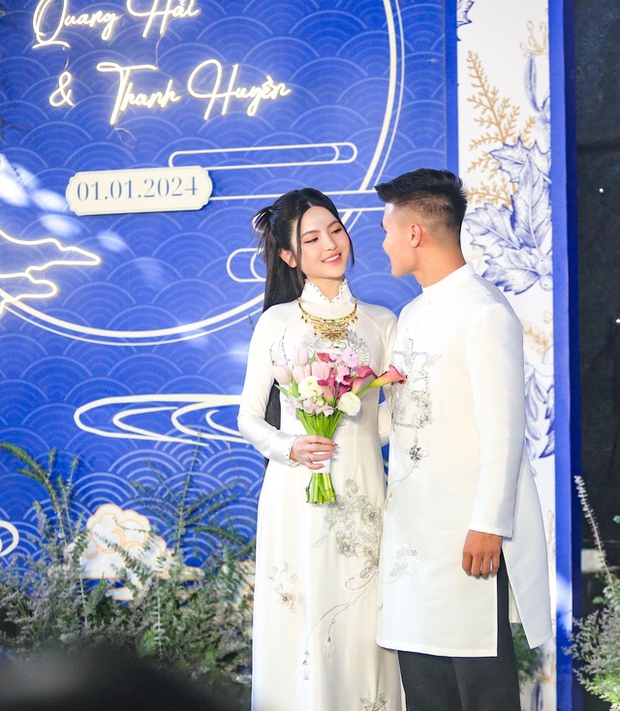 Quang Hải chăm sóc Chu Thanh Huyền, hôn vợ công khai trước quan họ hàng, tình yêu thắm thiết liệu còn gây chú ý?