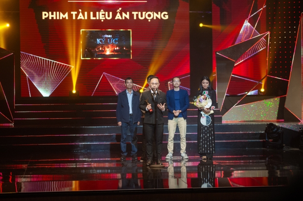 VTV Awards 2023: Gia Đình Mình Vui Bất Thình Lình thắng lớn, Nhan Phúc Vinh bất ngờ vượt mặt đàn anh - Ảnh 5.