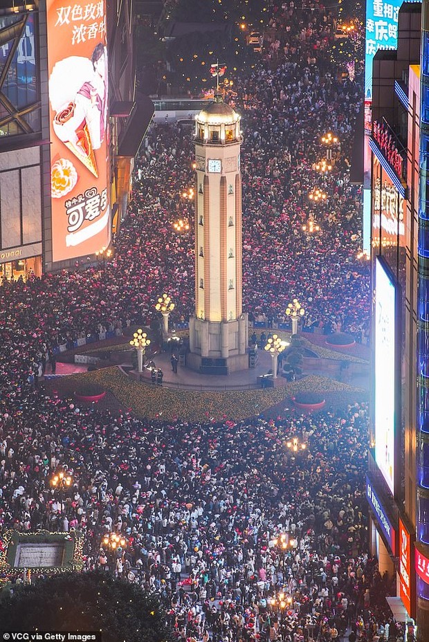 Khoảnh khắc châu Á chào đón năm 2024: Pháo hoa khổng lồ tỏa sáng rực rỡ, hàng triệu người cùng nhau đón năm mới - Ảnh 8.