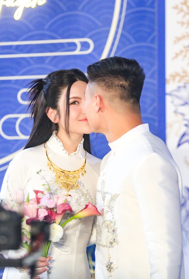 Quang Hải chăm sóc Chu Thanh Huyền, hôn vợ công khai trước quan họ hàng, tình yêu thắm thiết liệu còn gây chú ý?