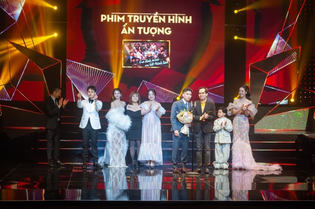 VTV Awards 2023: Gia Đình Mình Vui Bất Thình Lình thắng lớn, Nhan Phúc Vinh bất ngờ vượt mặt đàn anh - Ảnh 4.