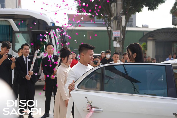 Một khoảnh khắc đáng nhớ khi Quang Hải đưa Chu Thanh Huyền về dinh, chăm sóc cô từng chút từng chút