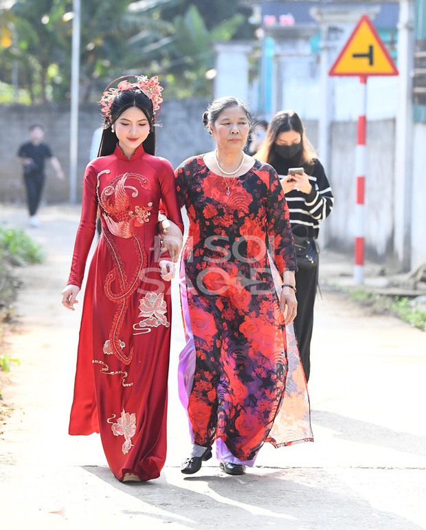 Cô dâu Chu Thanh Huyền tươi tắn và duyên dáng xuất hiện trước lễ ăn hỏi cùng Quang Hải