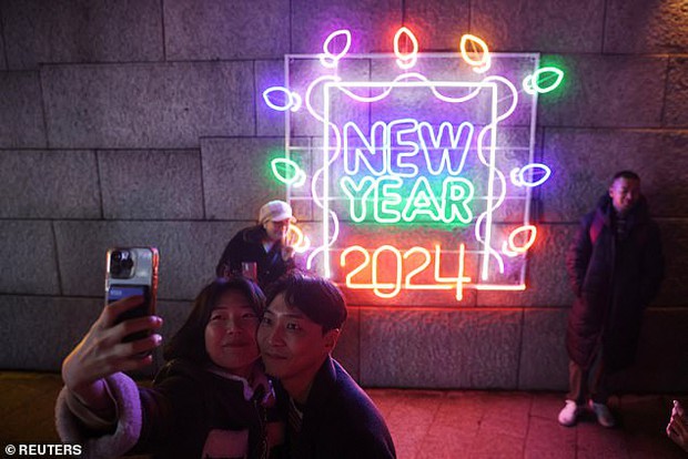 Khoảnh khắc châu Á chào đón năm 2024: Pháo hoa khổng lồ tỏa sáng rực rỡ, hàng triệu người cùng nhau đón năm mới - Ảnh 4.