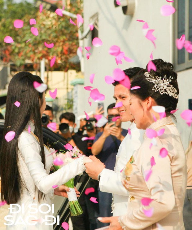 Một khoảnh khắc đáng nhớ khi Quang Hải đưa Chu Thanh Huyền về dinh, chăm sóc cô từng chút từng chút