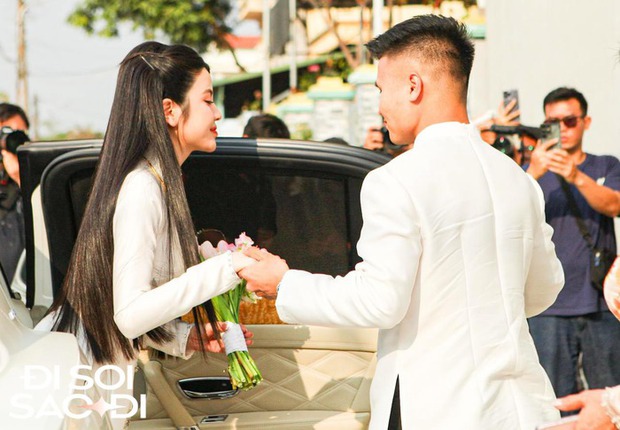 Một khoảnh khắc đáng nhớ khi Quang Hải đưa Chu Thanh Huyền về dinh, chăm sóc cô từng chút từng chút