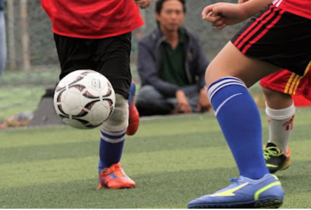 Vụ va chạm khi đá bóng, nam thiếu niên gần như mất một quả tinh hoàn