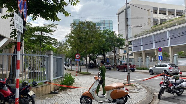 Người đàn ông quăng vật thể lạ vào trường học rồi bỏ chạy, phong tỏa hiện trường - Ảnh 2.