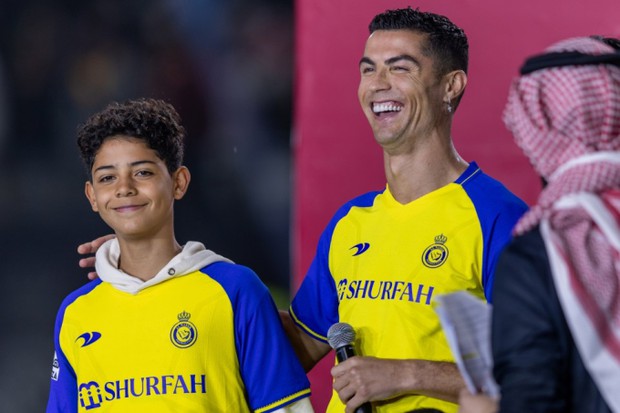 Con trai Ronaldo thực hiện siêu phẩm đá phạt và trở thành hiện thực với hứa hẹn chơi cạnh cha