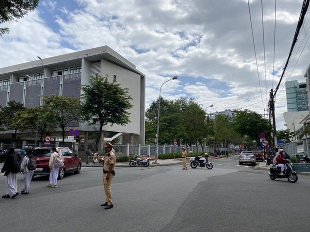 Người đàn ông quăng vật thể lạ vào trường học rồi bỏ chạy, phong tỏa hiện trường - Ảnh 1.