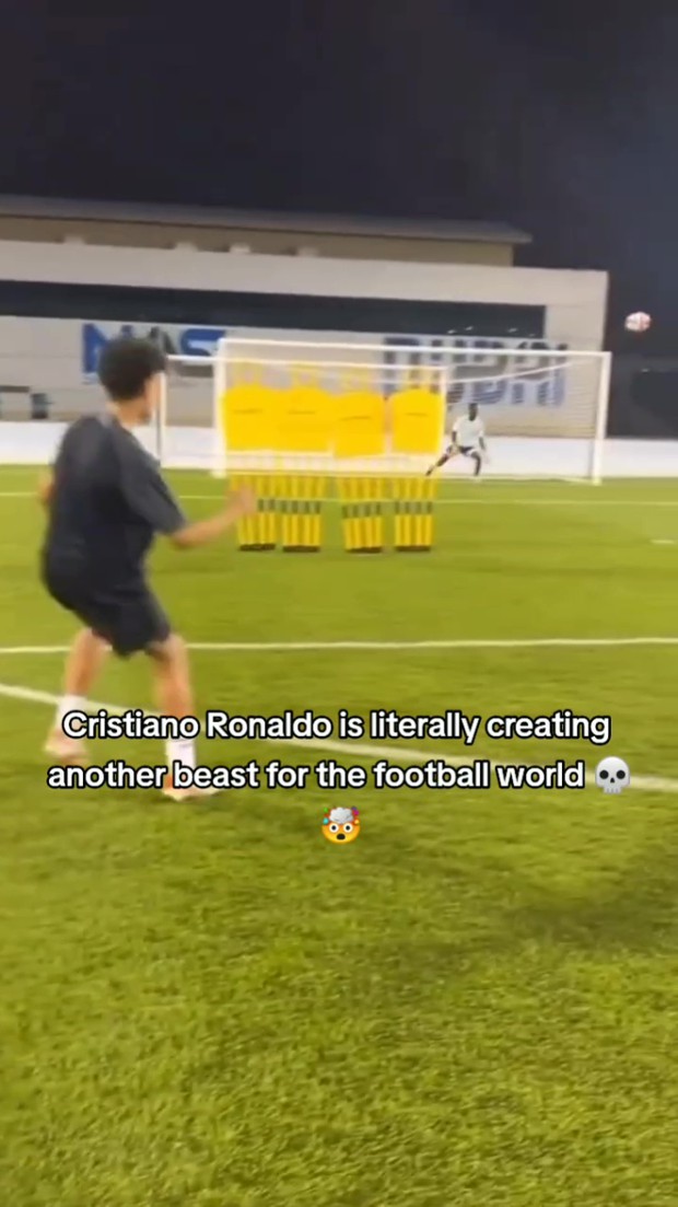 Con trai Ronaldo thực hiện siêu phẩm đá phạt và trở thành hiện thực với hứa hẹn chơi cạnh cha
