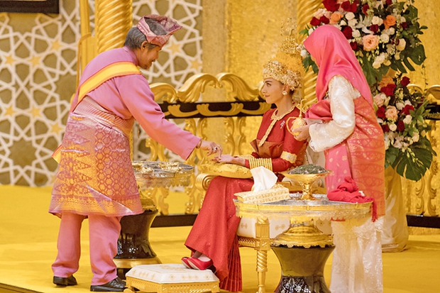 Cận cảnh đám cưới thế kỷ của Hoàng tử tỷ đô Brunei: Dát vàng thể hiện đẳng cấp, cô dâu đẹp lộng lẫy chiếm spotlight - Ảnh 9.