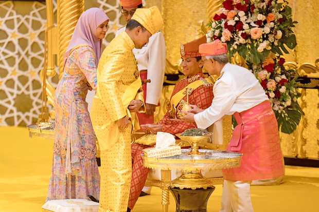 Cận cảnh đám cưới thế kỷ của Hoàng tử tỷ đô Brunei: Dát vàng thể hiện đẳng cấp, cô dâu đẹp lộng lẫy chiếm spotlight - Ảnh 8.